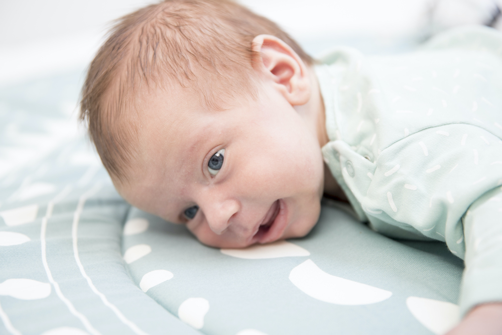 4 grote voordelen van tummy time voor je baby Mamabaas